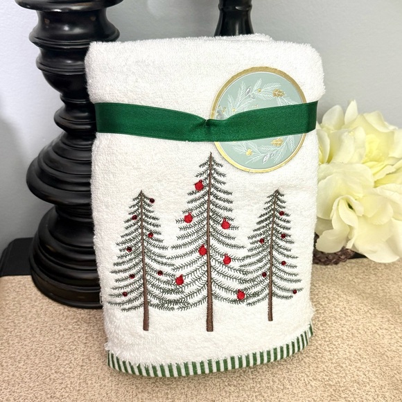 NWT Set of 2 Jeweled Christmas Trees Turkish Bathroom Hand Towels - Picture 7 of 9